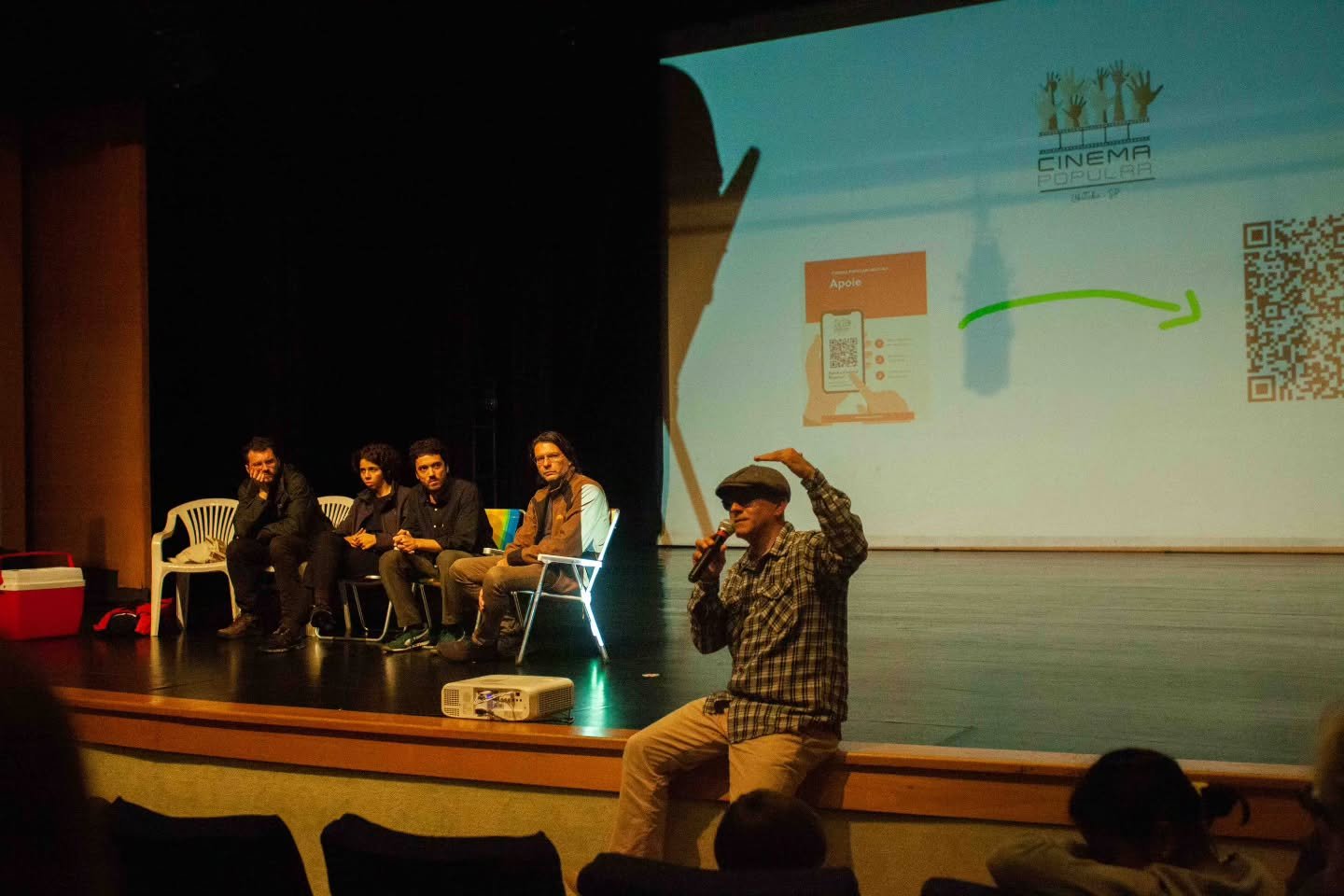 Debate após sessão do Cinema Popular Ubatuba